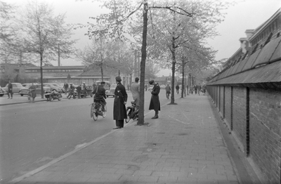 825444 Gezicht op de Croeselaan te Utrecht, met rechts de muur van de Van Sypesteynkazerne (Leidseweg 22) en in het ...